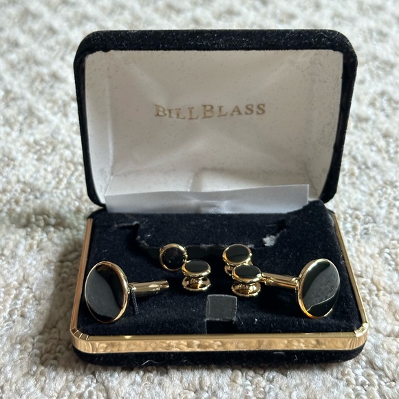 Bill Blass tux shirt set, with cuff links, button covers, bowtie, & cumberbund - Picture 4 of 5